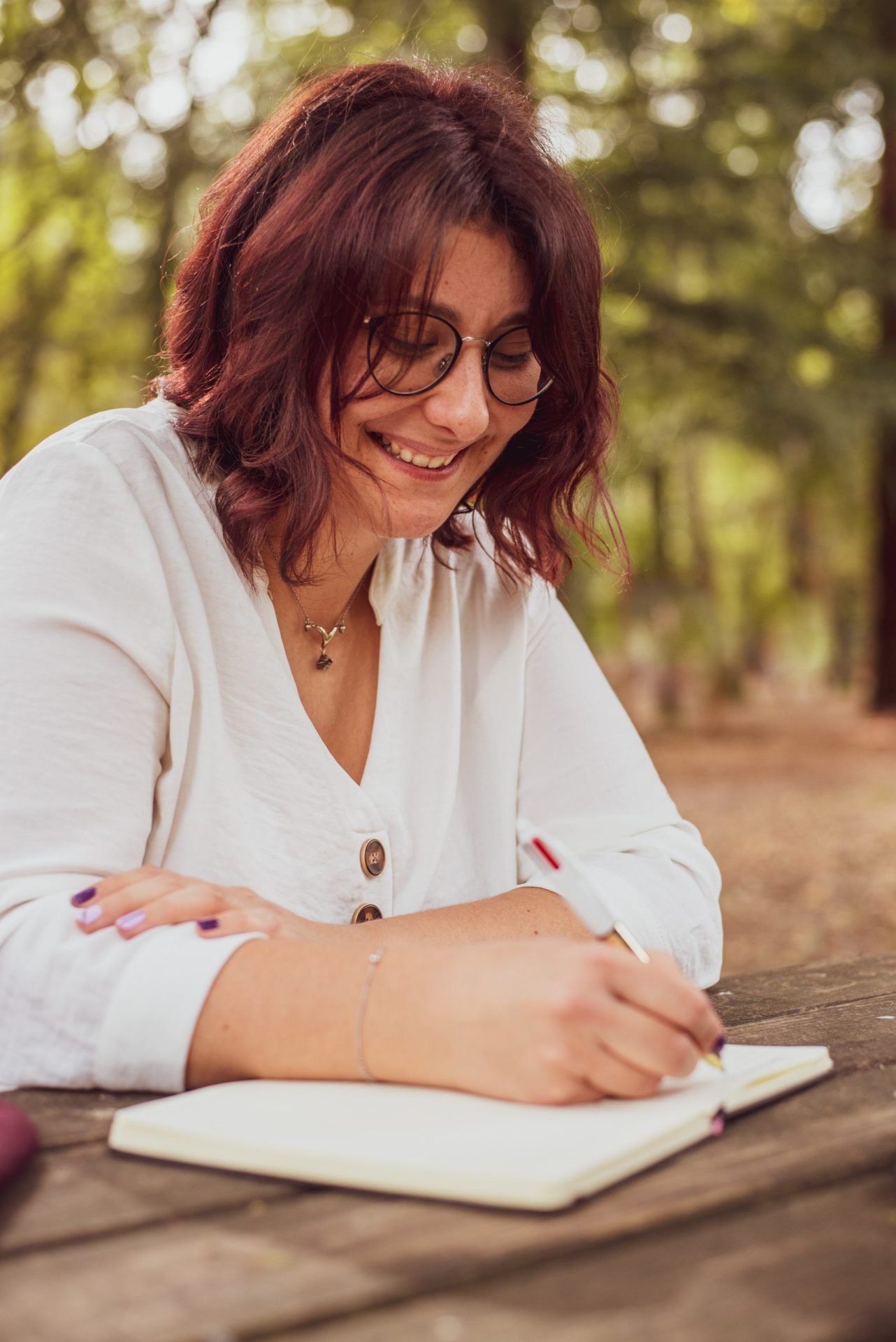 Stéphanie en train d'écrire des notes dans un carnet