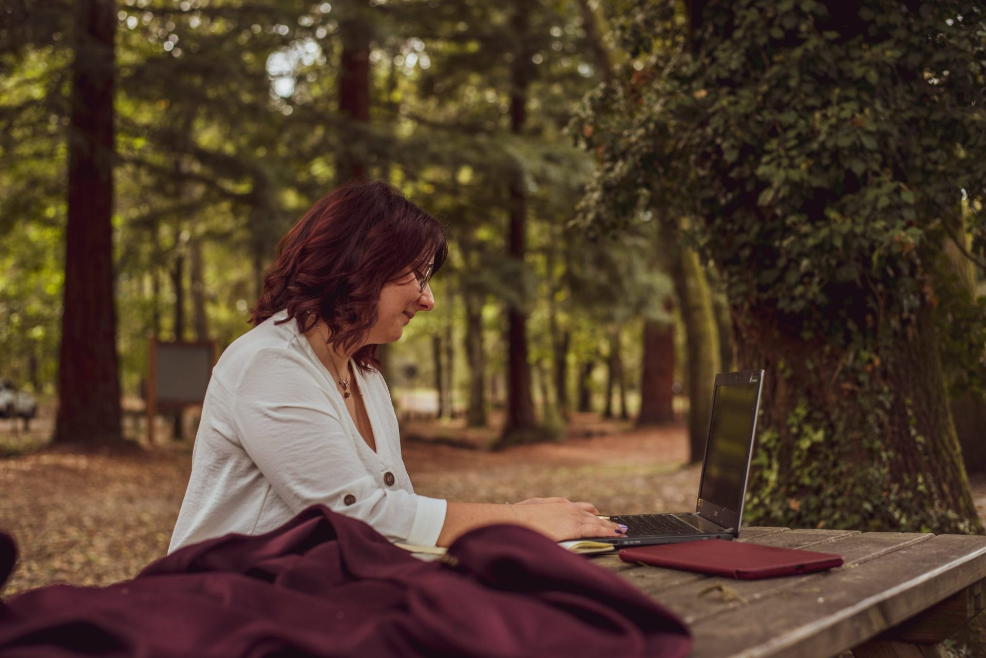 Stéphanie en vue de profil avec les mains sur l'ordinateur