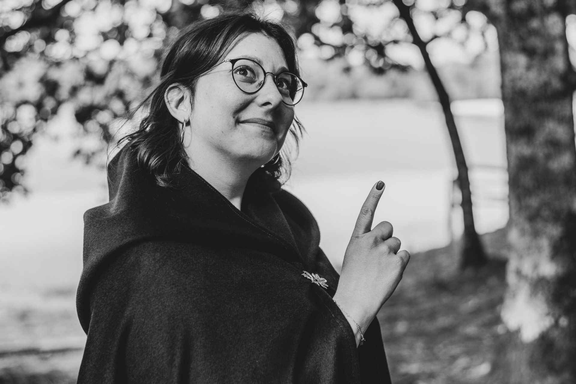 Portrait de Stéphanie Nowaczyk en mode buste en noir et blanc